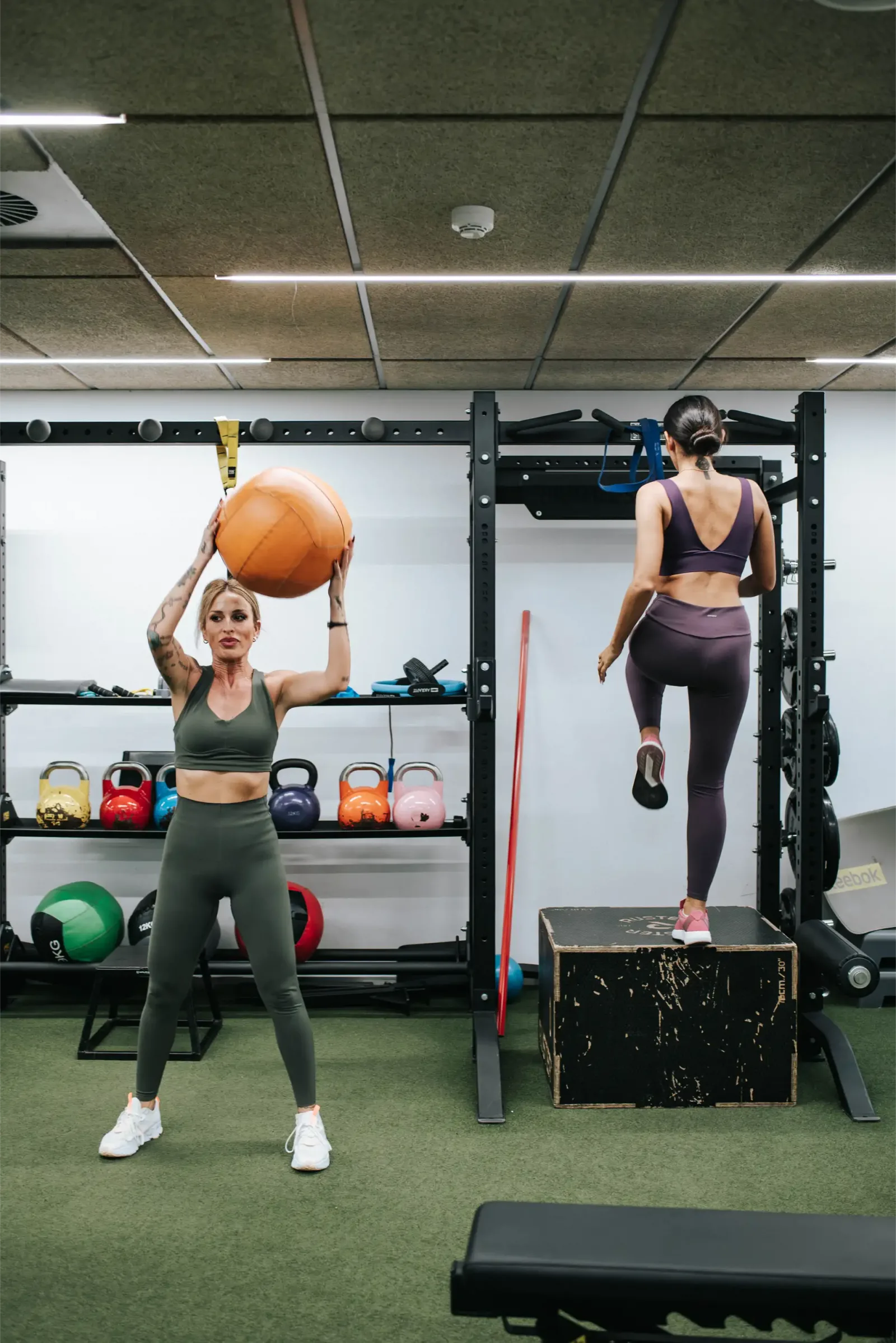 El entrenamiento funcional se centra en movimientos naturales que mejoran tu rendimiento diario, fortalecen todo el cuerpo y reducen el riesgo de lesi